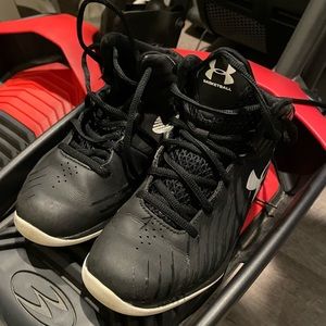 Black Under Armour basketball shoes size 2